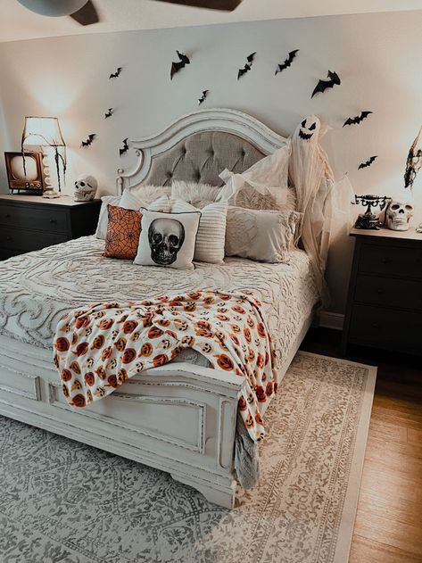 Spooky Room Aesthetic, Day Bed Room, Spooky Bedroom Decor, Room Decor Bedroom Teenage Girl, Apartment Holiday Decor, Halloween Bedroom Aesthetic, Spooky Bedroom, Autumn Bedroom Decor, Luxury Dorm Room