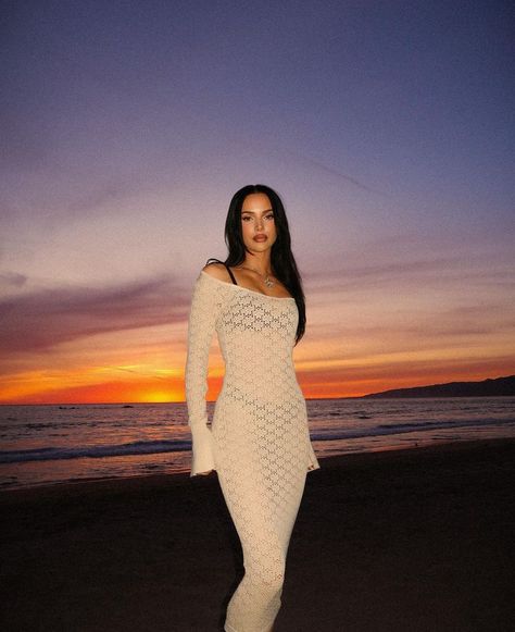 Sunset Photoshoot Ideas, Girls Support Girls, Shotting Photo, Earthy Outfits, Elegant Sweater, Beach Photoshoot, Mode Inspo, Pinterest Girls, Marbella