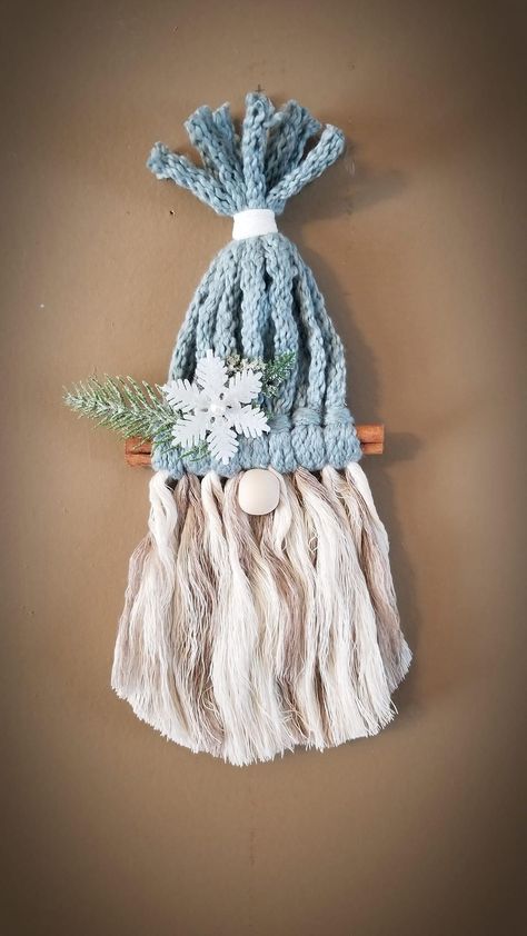 Easy Small Crafts To Sell, Takken Decor, Diy Graduation Gifts, Gifts Crochet, Diy Graduation, Crochet Christmas Gifts, Handmade Christmas Crafts, Gnomes Crafts, Macrame Patterns Tutorials