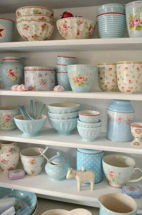 Blue Crockery, Cocina Shabby Chic, Koti Diy, Desain Pantry, Pastel Kitchen, Lovely Kitchen, Green Gate, Shabby Chic Diy, Shabby Chic Kitchen