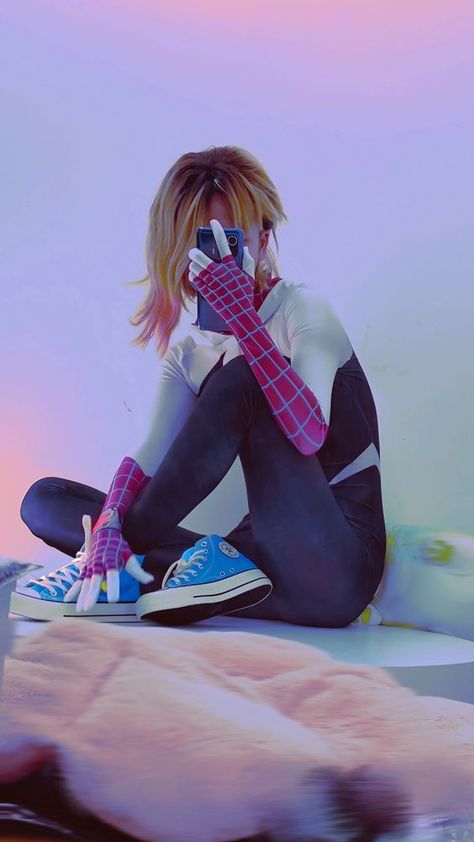 Across The Spider Verse Gwen, Spider Verse Gwen Stacy, Gwen Stacy Costume, Spider Verse Gwen, Spiderman And Gwen, Spider Gwen Costume, Spider Gwen Art, Gwen Spiderman, Spider Gwen Cosplay