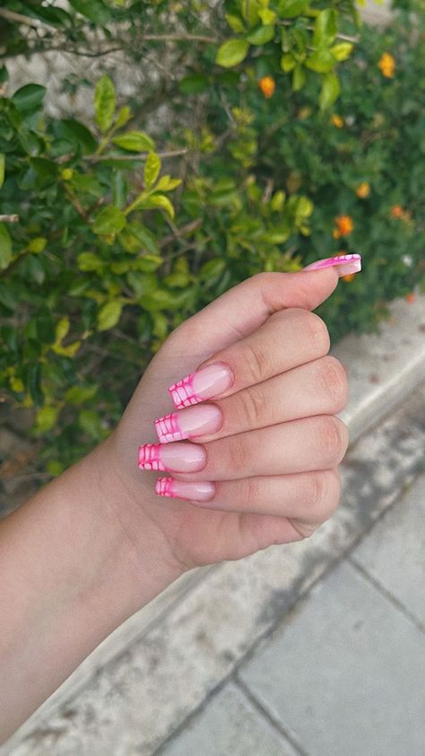 Pink Crocodile Acrylic Nails, Crocodile Nail Design Red, Pink Snake Skin French Tip Nails, Crocodile French Nails, French Tip Alligator Nails, Croc Style Nails, 3d Crocodile Nails French Tip, Crocodile Pattern Nails, Pink And Black Crocodile Nails