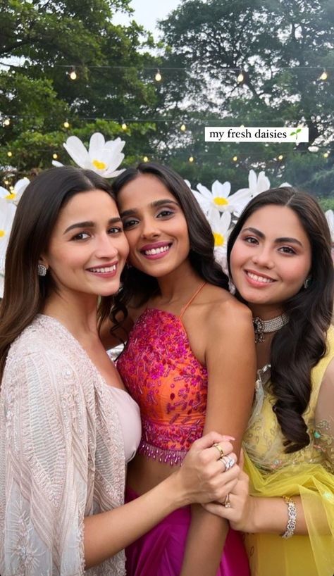 Engagement Outfits Indian, Wedding Outfits Indian, Bridesmaid Poses, Wedding Captions For Instagram, Wedding Captions, Sisters Photoshoot Poses, Sister Poses, Family Wedding Photos, Birthday Captions Instagram