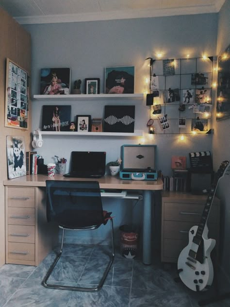 sometimes i think that my room is kinda aesthetic Teenage Music Bedroom, Mens Room Inspiration Aesthetic, Music Home Aesthetic, Music Room Ideas Aesthetic, Music Related Room Decor, Room Ideas Men Aesthetic, Music Themed Interior Design, Dark Music Room Aesthetic, Room Guitar Aesthetic