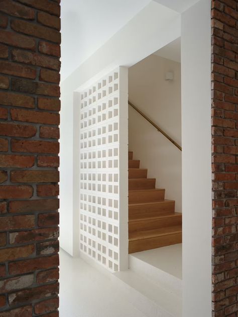 Breeze Block Entrance, Breeze Block Wall Interior, Breeze Block Interior, Exterior Stairs To Second Floor, Staircase Wood, Roster Beton, Breeze Block Wall, Central Courtyard, Door Dividers