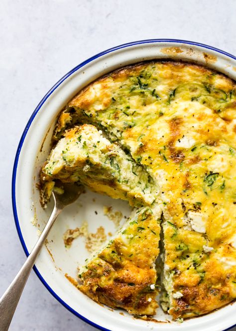 Low FODMAP courgette and feta frittata - She Can't Eat What Low Fodmap Recipes Vegetarian, Fodmap Dinner, Feta Frittata, Fodmap Lunch, Fodmap Recipes Dinner, Low Fodmap Recipes Dinner, Fodmap Breakfast, Zucchini Frittata, Zucchini Feta