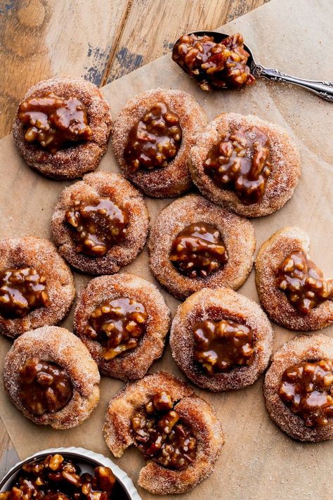 These pecan pie cookies have pecan pie filling in the middle. They are cinnamon thumbprint cookies covered in cinnamon sugar and taste just like the pie! Cinnamon Thumbprint Cookies, Chocolate Pecan Pie Cookies, Pecan Pie Sugar Cookies, Pecan Thumbprint Cookies, Pie Cookies, Pecan Pie Cookies Recipe, Delicious Thanksgiving Desserts, Pecan Pie Cookies, Oreo Stuffed Chocolate Chip Cookies