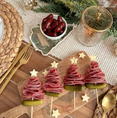 Charcuterie Christmas Tree, Charcuterie Christmas, Christmas Charcuterie Boards, Christmas Charcuterie, Christmas Platter, Decorações Com Comidas, Xmas Dinner, Charcuterie Inspiration, Christmas Dinner Party