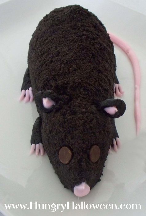 This Sweet Cookies and Cream Halloween Cheese Ball Rat will spook everyone out but is amazingly delicious! This dessert is simple, festive, and screamingly delicious! Halloween Cheese Ball, Creepy Halloween Desserts, Mishloach Manos, Halloween Oreos, Recetas Halloween, Cream Cheese Ball, Pink Food Coloring, Cream Cheese Cookies, A Rat