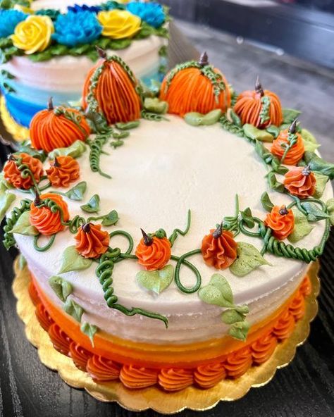 Caramanda's Bake Shoppe on Instagram: "Almost too pretty to eat! Don’t forget to pre-order your Thanksgiving desserts! Call us today at 859-278-7172 to place an order! 🦃 #caramandasbakeshoppe #buttercreamflowers #thanksgivingcakes #holidays #sharethelex #lexingtonbakery" Harvest Cake Decorating, Fall Wreath Cake, Autumn Cake Decorating Ideas, Harvest Cake Ideas, Pumpkin Cake Birthday, Fall Birthday Cakes For Women, Beautiful Fall Cakes, Fall Cake Designs Easy, Fall Cakes Ideas