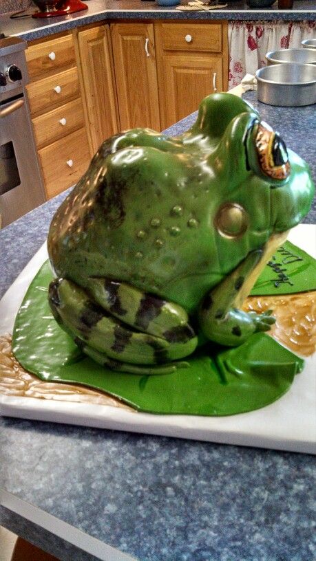 Side view of a sculpted bullfrog cake by christinascakery.com 3d Frog, Make Step By Step, Jungle Theme Cakes, Frog Cake, Animal Cakes, 3d Cake, Cake Balls, Cake Decorating Tutorials, Cake Tutorial