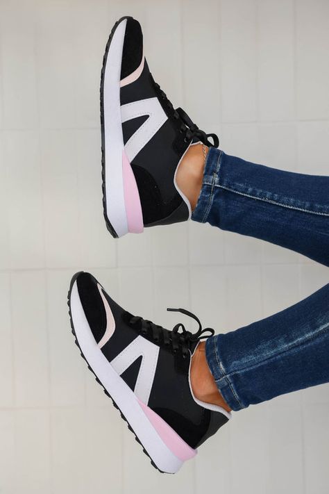 Black shoes outfit sneakers