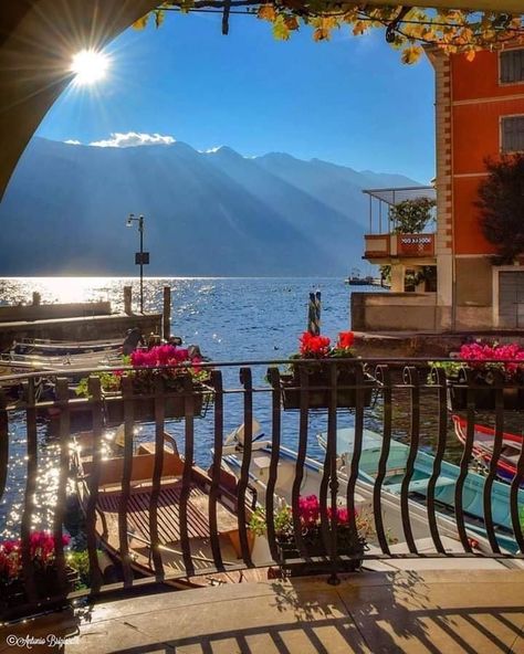 Lake Como, Italy ! Comer See, Garda Italy, Voyage Europe, Summer Bucket Lists, Beautiful Places To Travel, Lake Como, Positano, Travel Inspo, Pretty Places