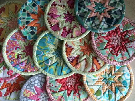 Becky's Easy Folded Star Quilted Coaster Pattern Download - Etsy Folded Star Pattern, Folded Stars, Quilted Mug Rugs, Folded Star, Kitchen Sewing, Quilted Pot Holders, Quilted Coasters, Mug Rug Patterns, Quilted Ornaments