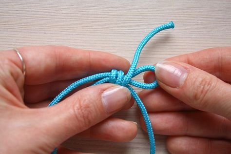 Barrel Sliding Knot - DIY Tutorial - Make and Fable Simple Sliding Knot, Sliding Knot Tutorial, Adjustable Bracelet Diy, Cord Bracelet Diy, Everyday Jewelry Silver, How To Tie A Knot, Sliding Knot Bracelet, Knot Tutorial, Tie A Knot