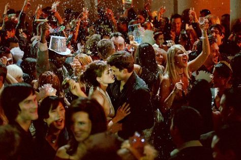 Pin for Later: The Best Movie Kisses of All Time A Lot Like Love Emily (Amanda Peet) and Oliver (Ashton Kutcher) share a sweet kiss when the ball drops on New Year's Eve. A Lot Like Love Movie, A Lot Like Love, Perfect Bucket List, Movie Kisses, Perfect Kiss, Cruel Intentions, Perfect Boyfriend, Girl Facts, Girl Problems