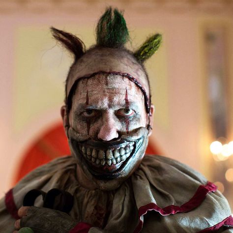 The 12 Most Unforgettable Scenes in American Horror Story History American Horror Story Characters, Ahs Characters, American Horror Stories, American Horror Story 3, Evil Clowns, Scary Clowns, Creepy Clown, Horror Show, Poster Series