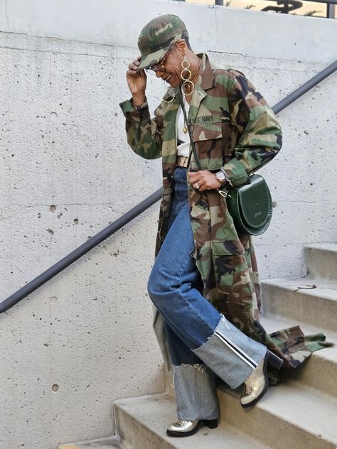 Camo Coat Outfit, Camoflauge Jacket Outfits, Wide Leg Jeans And Boots Outfit, Camouflage Pants Outfits For Women, Fatigue Pants Outfit For Women, Camouflage Outfits For Women, Camo Pants Outfit Winter, Camo Jacket Outfits For Women, Camo Cargo Pants Outfit Street Style