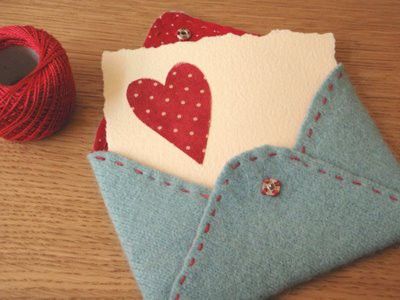 Felt Valentine complete with envelope Felt Envelope, Valentines Bricolage, Fabric Envelope, Handmade Valentine, Valentine Day Crafts, Felt Hearts, Valentine Crafts, Felt Ornaments, Valentines Diy