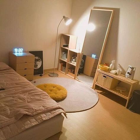 Dorm Room Inspiration, Dekorasi Kamar Tidur, Study Room Decor, Small Bedroom Decor, Minimalist Room, Teen Bedroom Decor, Room Design Bedroom, Small Room Bedroom, Simple Bedroom