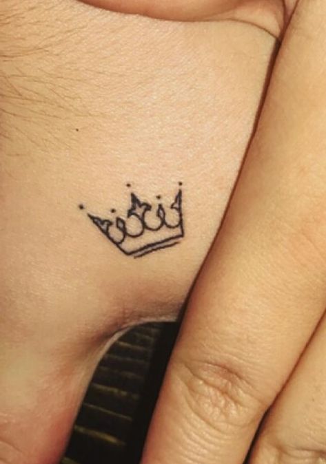 Finger Tattoos Crown, Crown Tattoo Design On Finger, Mini Crown Tattoo, Small Crown Tattoo On Finger, Simplistic Crown Tattoo, Tiny Crown Tattoos For Women, Small Princess Crown Tattoo, Lover Tattoo, Tiara Tattoo