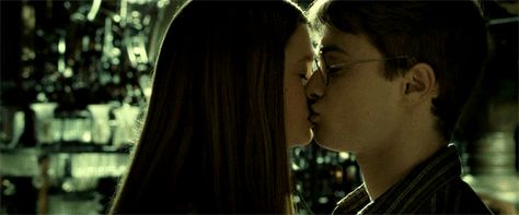 OK Harry, so you're just going to go around kissing your best friend's sister? I know things are hard, but come on. Harry Pptter, Harry Potter Kiss, Harry Potter Youtube, Harry Potter Ginny, Harry And Ginny, Best Friends Sister, Harry Potter Hermione, Scarlett Witch, Ginny Weasley