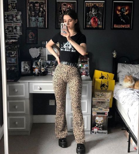 Leopard Pants Outfit, Flares Outfit, Leopard Print Outfits, Animal Print Pants, Leopard Print Pants, I'm With The Band, Alt Fashion, Print Pants, Swaggy Outfits