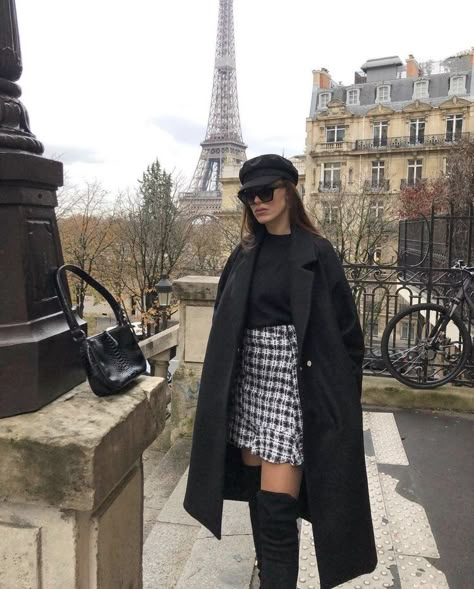 Paris Outfit Aesthetic, Paris Aesthetic Outfit, London Aesthetic Outfits, Europe Winter Fashion, London Outfit Ideas, Rome Outfits, Paris Outfit Ideas, Spain Outfit, Outfits Paris