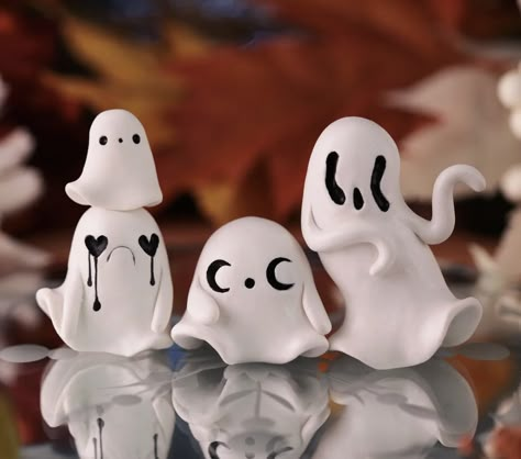 Ceramics Characters, Air Dry Clay Halloween Projects, Spooky Clay Projects, Air Dry Clay Ghosts Tutorial, Ghost Clay Art, Halloween Clay Ideas, Halloween Airdry Clay, Ghost Clay Figures, Ghost Polymer Clay