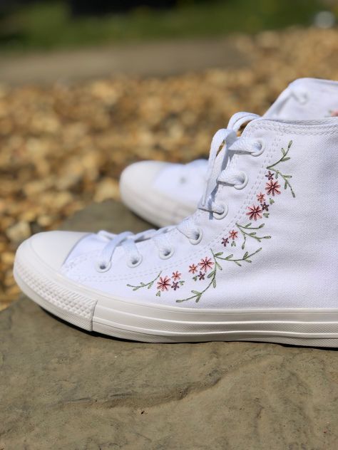 Unique White Shoes, White Converse Embroidery, Embroidered White Converse, Painted White Converse, Embroidered Converse Low Top, Embroidery Shoes Diy, Converse Embroidery, Cute Converse Shoes, Pretty Pink Flowers