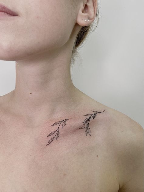 Secret Tattoo, Collarbone Tattoo, Small Chest Tattoos, Bone Tattoo, Tatoo Inspiration, Mommy Tattoos, Neck Bones, Bone Tattoos, Sternum Tattoo