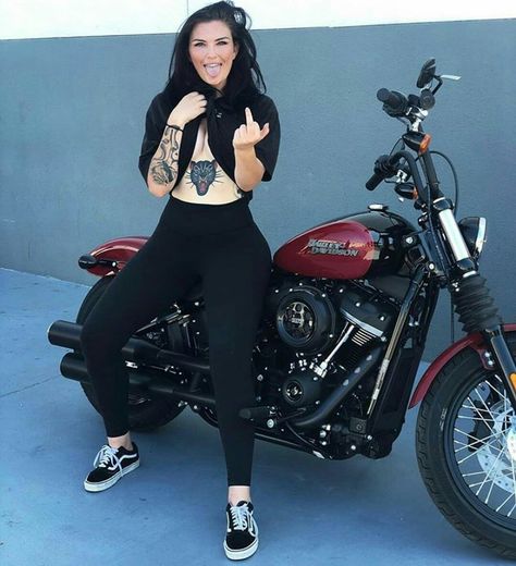 Biker Chick Outfit, Chick Outfit, Female Motorcycle Riders, Chicks On Bikes, Tattoed Women, Motorcycle Culture, Rock Girl, Harley Bikes, Fat Boy