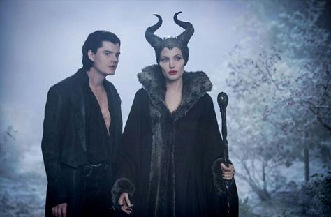 Diaval and Maleficent. Putri Aurora, Maleficent Halloween Costume, Maleficent Cosplay, Maleficent 2014, Maleficent 2, Maleficent Movie, Crow Costume, Sam Riley, Disney Ships