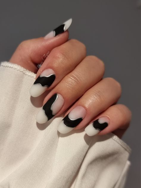 Black and white slim nails Slim Nails Design, Slim Nails, Bridesmaids Nails, Black Nail Art, Milky Nails, Matte Nails, Chic Nails, Black Nails, Halloween Nails