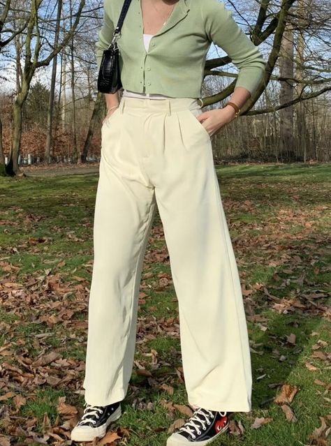 Cream Trousers Outfit, Wide Leg Pants Outfit Casual, Pleated Pants Outfit, Cream Pants Outfit, Beige Pants Outfit, Corduroy Pants Outfit, Dress Pants Outfits, White Pants Outfit, Wide Leg Pants Outfit