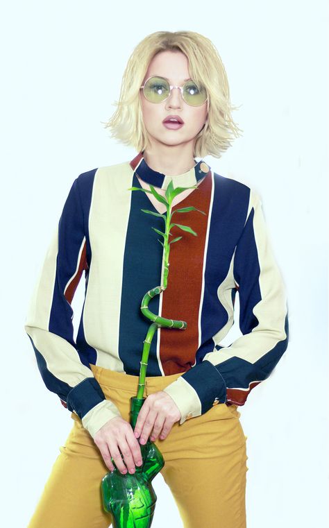 70s style street fashion stripped shirt bamboo interior green glasses janis joplin blond bob short hair mustard color pants soft gamine aly art beauty blogger Aly Art, Bamboo Interior, Blond Bob, Makeup History, Flamboyant Gamine, Green Glasses, Beauty Youtubers, Gamine Style, Soft Gamine