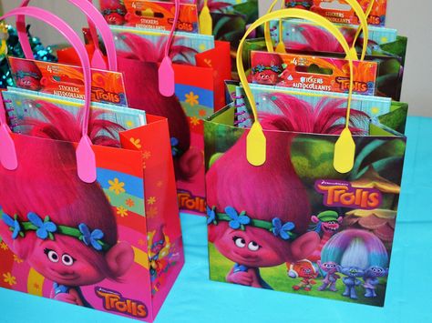 Trolls Favor Bags, Trolls Candy Bags, Trolls Goodie Bag Ideas, Trolls Birthday Favors, Trolls Party Food, Diy Trolls Birthday Party, Trolls Birthday Party Cake, Trolls Party Favors, Trolls Cake