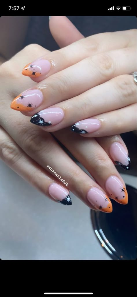 Cute Halloween Nails Acrylic Short Simple, Spooky Coffin Acrylic Nails, Autumn Gel Nails 2022, No Chip Halloween Nails, Discreet Halloween Nails, Autumn Nail Designs Simple, Halloween Autumn Nails, Halloween Short Almond Nails, Lowkey Halloween Nails