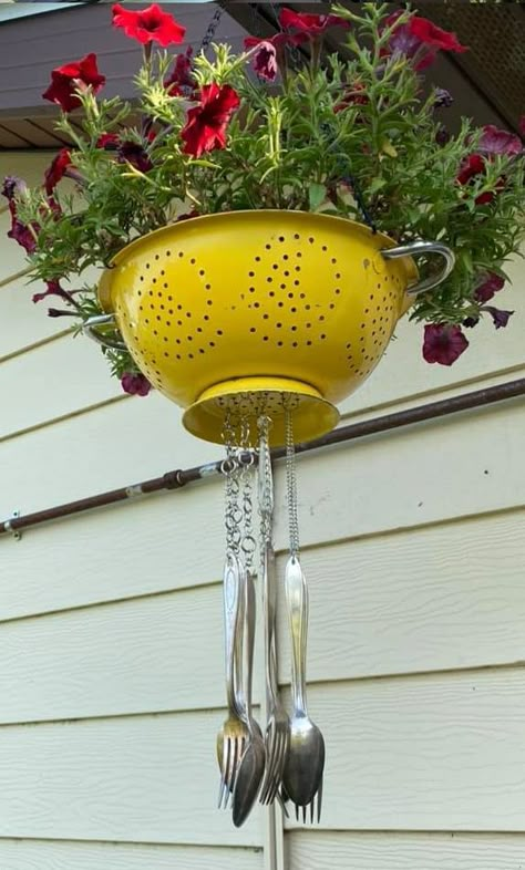 Hanging Colander Planter/ Wind Chime- Vintage metal strainer turned into a beautiful flower pot with silverware chimes. Too cute for a farmhouse porch. DIY project for summer or spring time. Colander Planter, Porch Diy, Wind Chimes Homemade, Diy Hanging Planter, Wind Chimes Craft, Diy Wind Chimes, Garden Decor Projects, Farmhouse Porch, Outdoor Crafts