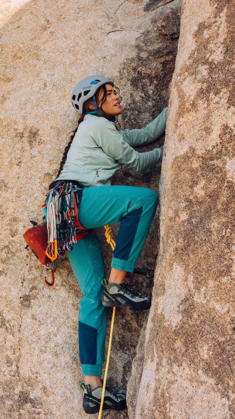 Climbing Women, Climbing Clothing, Climbing Pants Women, Woman Climbing, Rock Climbing Clothes, Women Rock Climbing, Bouldering Outfit, Rock Climbing Pants Woman, Bouldering Women