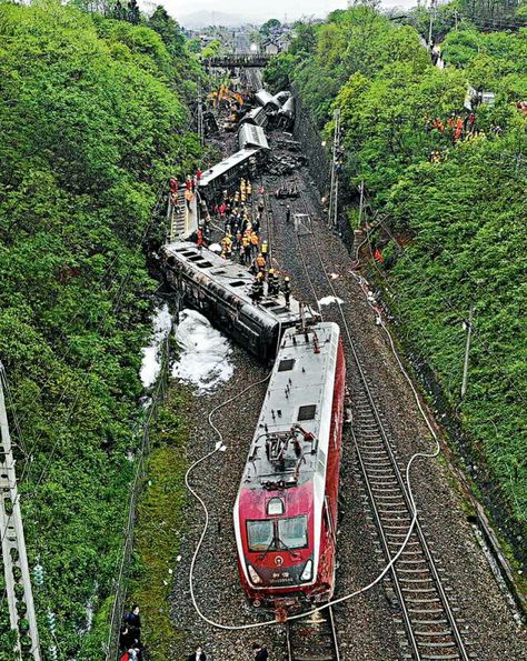 Railway Accidents, Train Accident, Train Crash, Runaway Train, Railroad Art, Train Wreck, Old Trains, Train Pictures, Scene Design