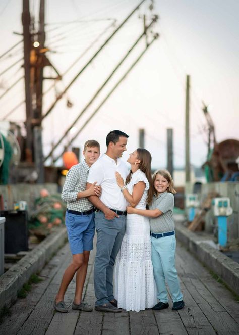 lifestyle-family-portraits-on-dock-with-fishing-boats Family Dock Pictures, Family Photos On Dock, Family Pictures On A Boat, Dock Family Photoshoot, Family Boat Pictures, Family Summer Pictures, Family Pic Outfit Ideas, Boat Photo Ideas, Dock Photoshoot