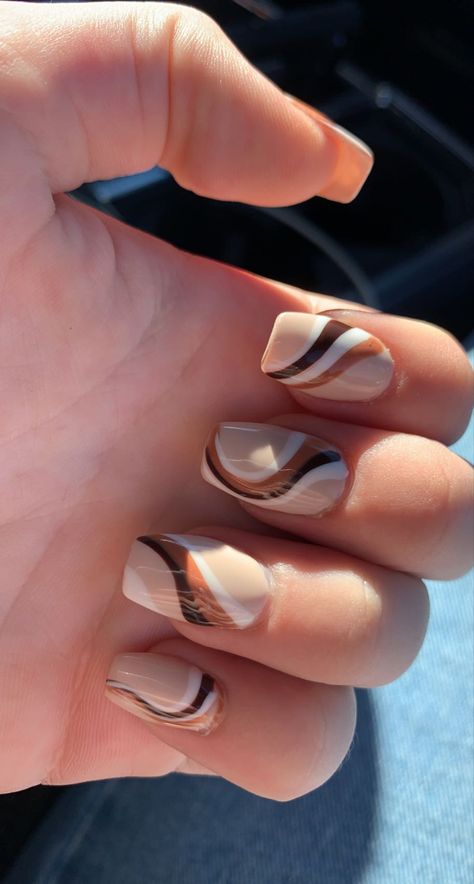 Brown Nail Art Square Nails, Brow Nail Designs, Brown And Cream Nail Designs, Short Nail Designs Brown, Brown Nail Art Chocolate, Fall Swirl Nails, Brown Nails Art, Brown Swirl Nails, Swirly Nail Designs