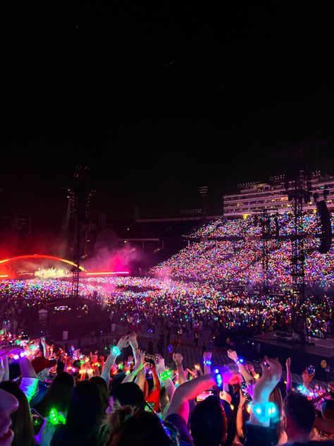 Concert Aesthetic Coldplay, Cold Play Concert Aesthetic, Cold Play Aesthetic, Rock In Rio Aesthetic, Coldplay Concert Wallpaper, Show Aesthetic Music, Coldplay Wallpaper Aesthetic, Concert Astethic, One Ok Rock Concert