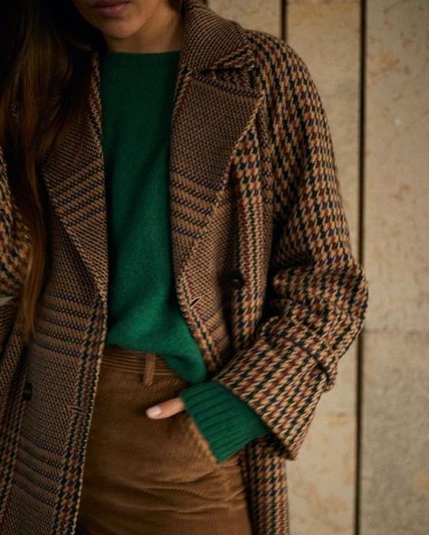 Timeless Autumn Outfits, Quirky Fall Fashion, Bookcore Outfit, Grandpa Chic Outfit, Grandpacore Outfit, Mode Style Anglais, Thrifted Christmas, Dark Green Sweater, Holiday Style