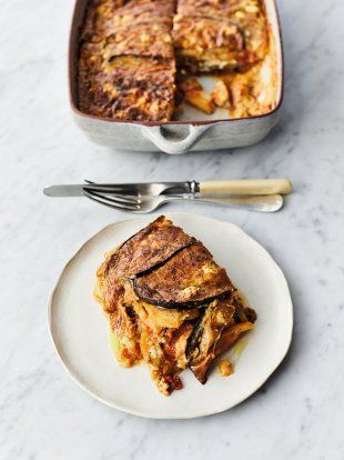 Grated Halloumi, Jamie Oliver Vegetarian, Veggie Moussaka, Moussaka Recept, Feta Sauce, Aubergine Recipe, Moussaka Recipe, Jamie Oliver Recipes, Tasty Vegetarian Recipes