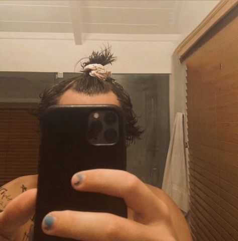 Harry Styles Selfie, Harry Styles Hands, Harry Styles Songs, Harry Styles Tattoos, Harry Styles Nails, Harry Styles Wallpaper, Louis And Harry, Harry Styles Pictures, Harry Styles Photos