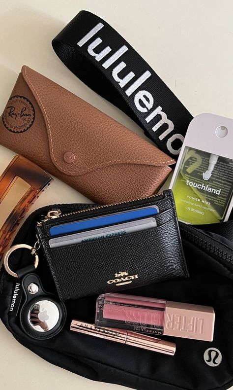 Everyday Purse Essentials, Bag Essentials Everyday, Wallet Aesthetic, Everyday Bag Essentials, What's In My Purse, Girly Car Accessories, Inside My Bag, Purse Essentials, Girly Car