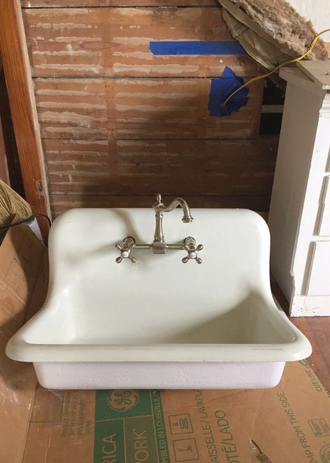 Bryarton Farm | Antique Farm Sink Makeover {Tips for Restoring an Old Sink on a Budget} Antique Farmhouse Sink, Sink Makeover, Antique Sink, Farmhouse Sink Faucet, Vintage Sink, Cast Iron Sink, Old Sink, Farmhouse Sinks, Cast Iron Bathtub