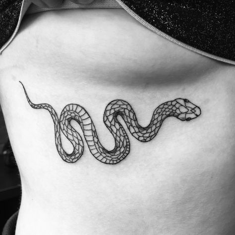 Snake Underboob Tattoo, Small Snake Tattoo, Snake Tattoo Design, Hand Tattoos For Women, Side Tattoos, New Tattoo, Aesthetic Tattoo, Snake Tattoo, Rib Tattoo